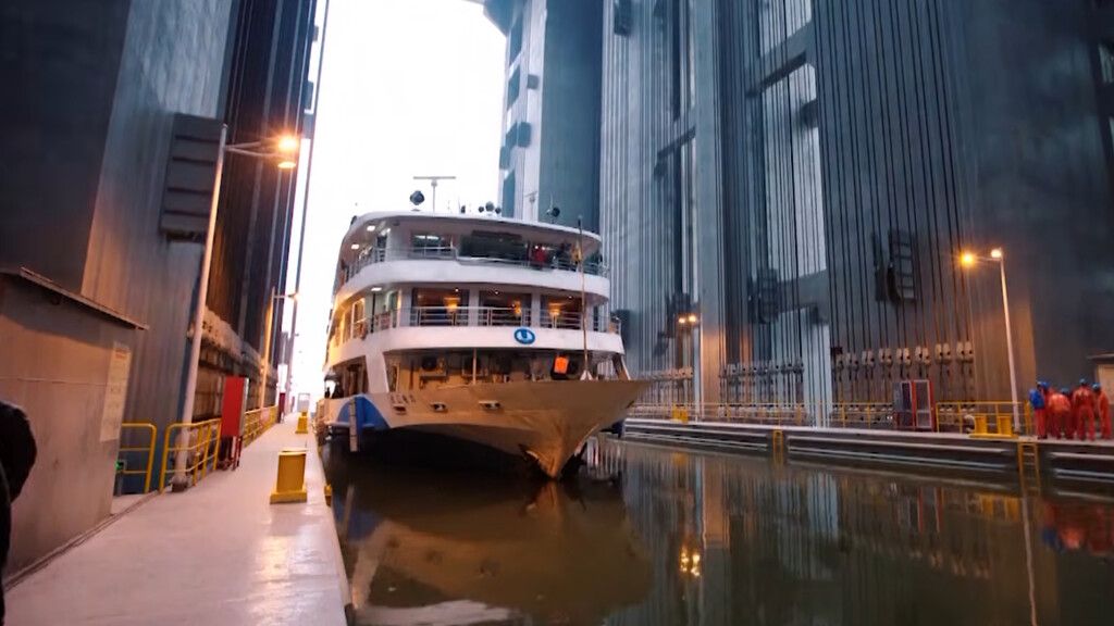 China: Ascensor de 113 metros eleva barcos em mega-barragem