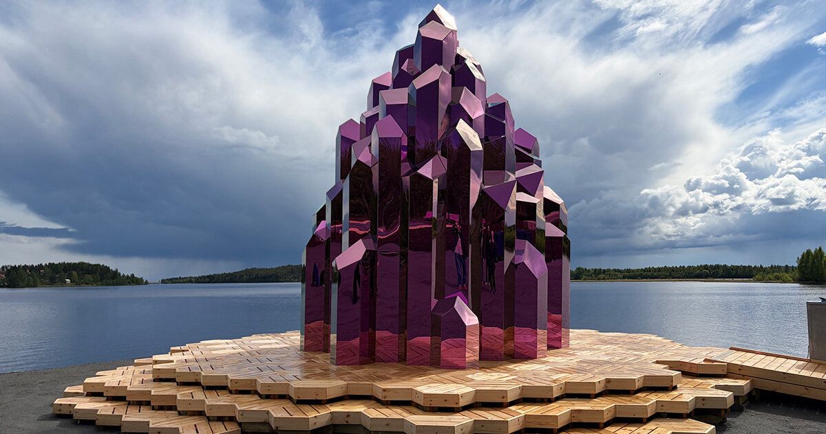 Sauna espelhada em Skellefteå transforma solo industrial contaminado em arte pública