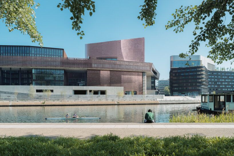 Centro cultural Large transforma legado industrial da Île Seguin em Paris