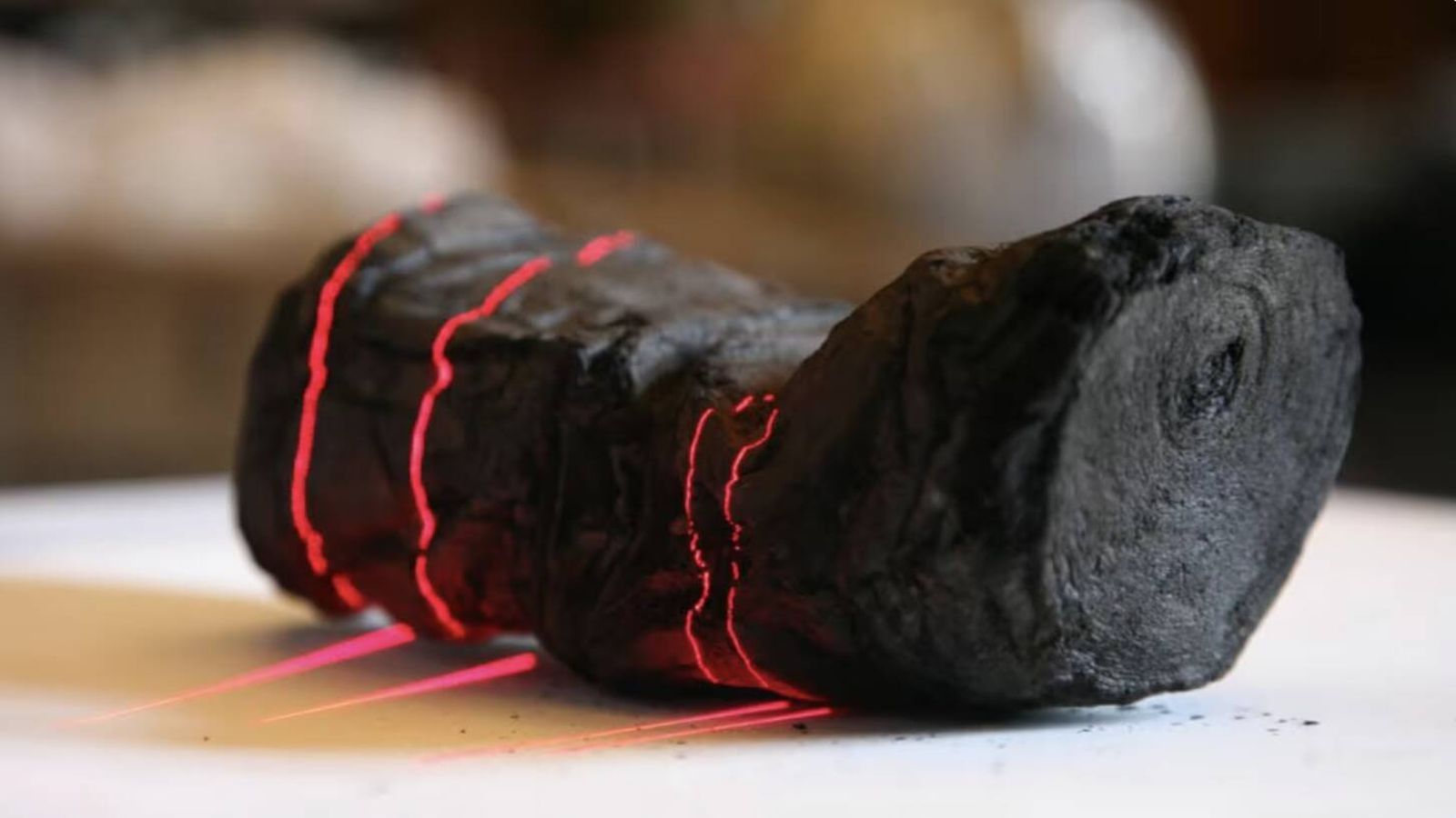 IA decifra papiros carbonizados de Herculano sem abrir os rolos