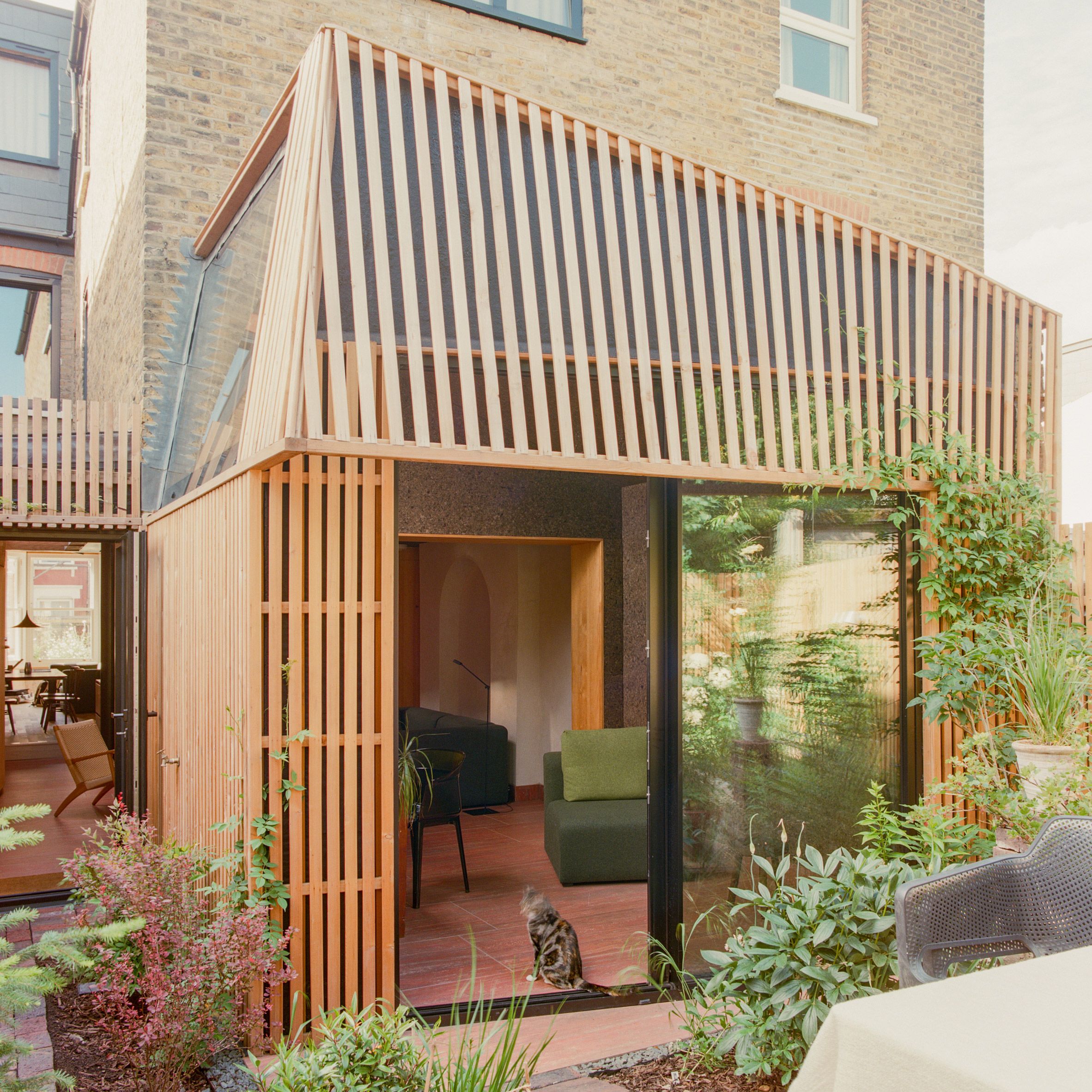 Polysmiths transforma casa vitoriana em Londres com luz como material