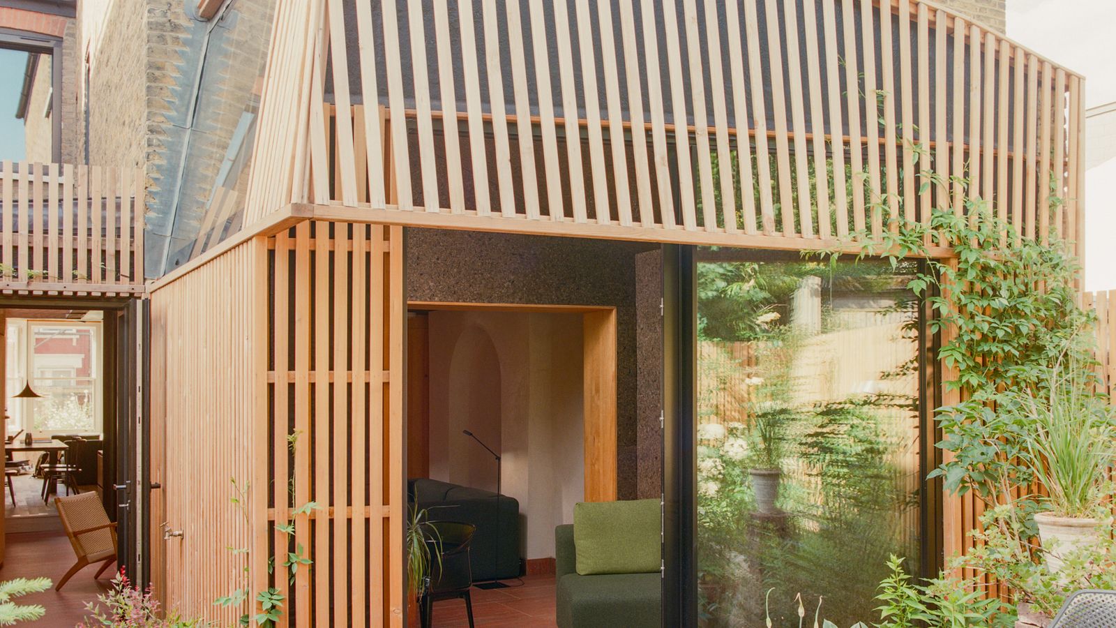 Polysmiths transforma casa vitoriana em Londres com luz como material