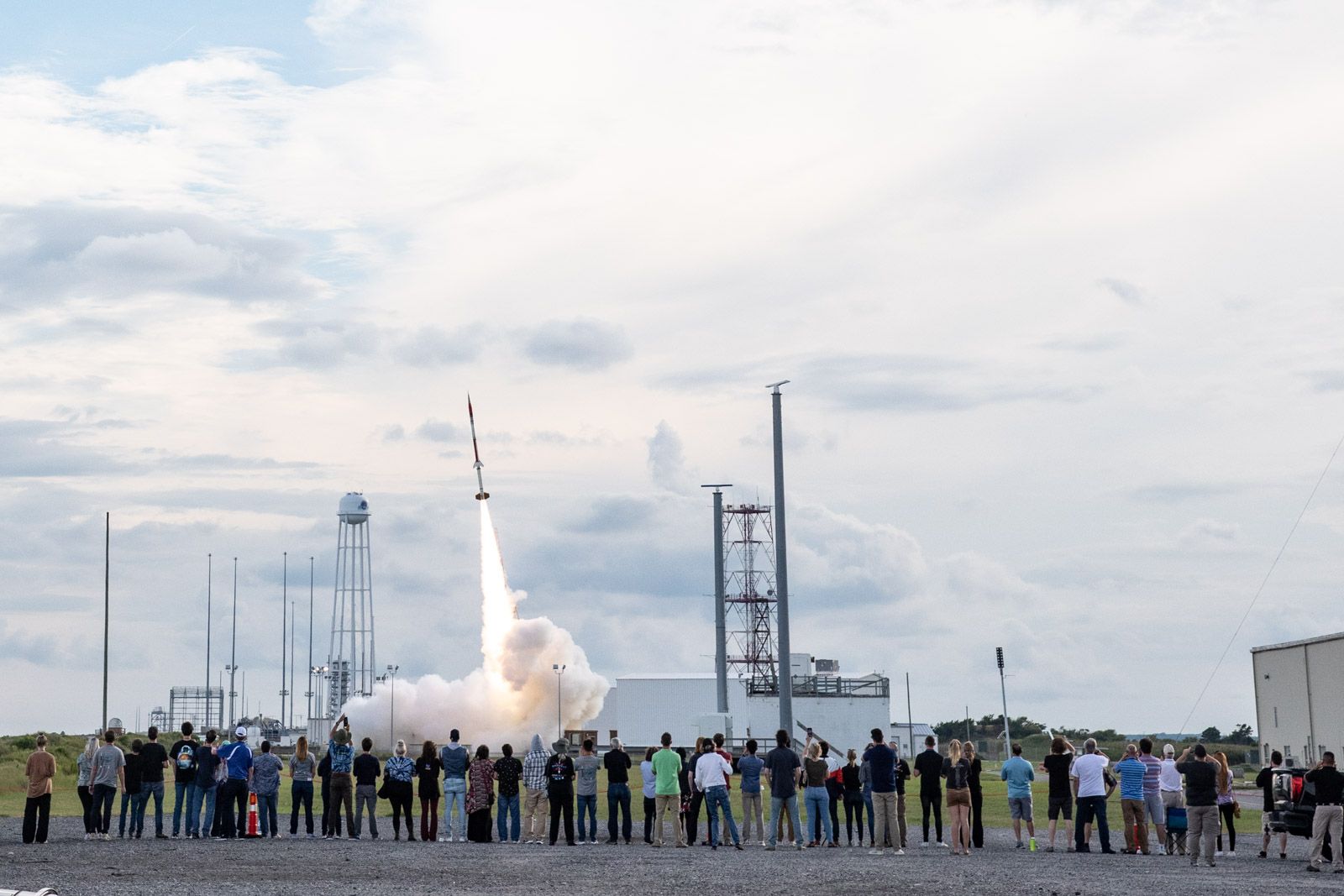 NASA lança foguete com 50 experimentos de estudantes universitários em Virgínia