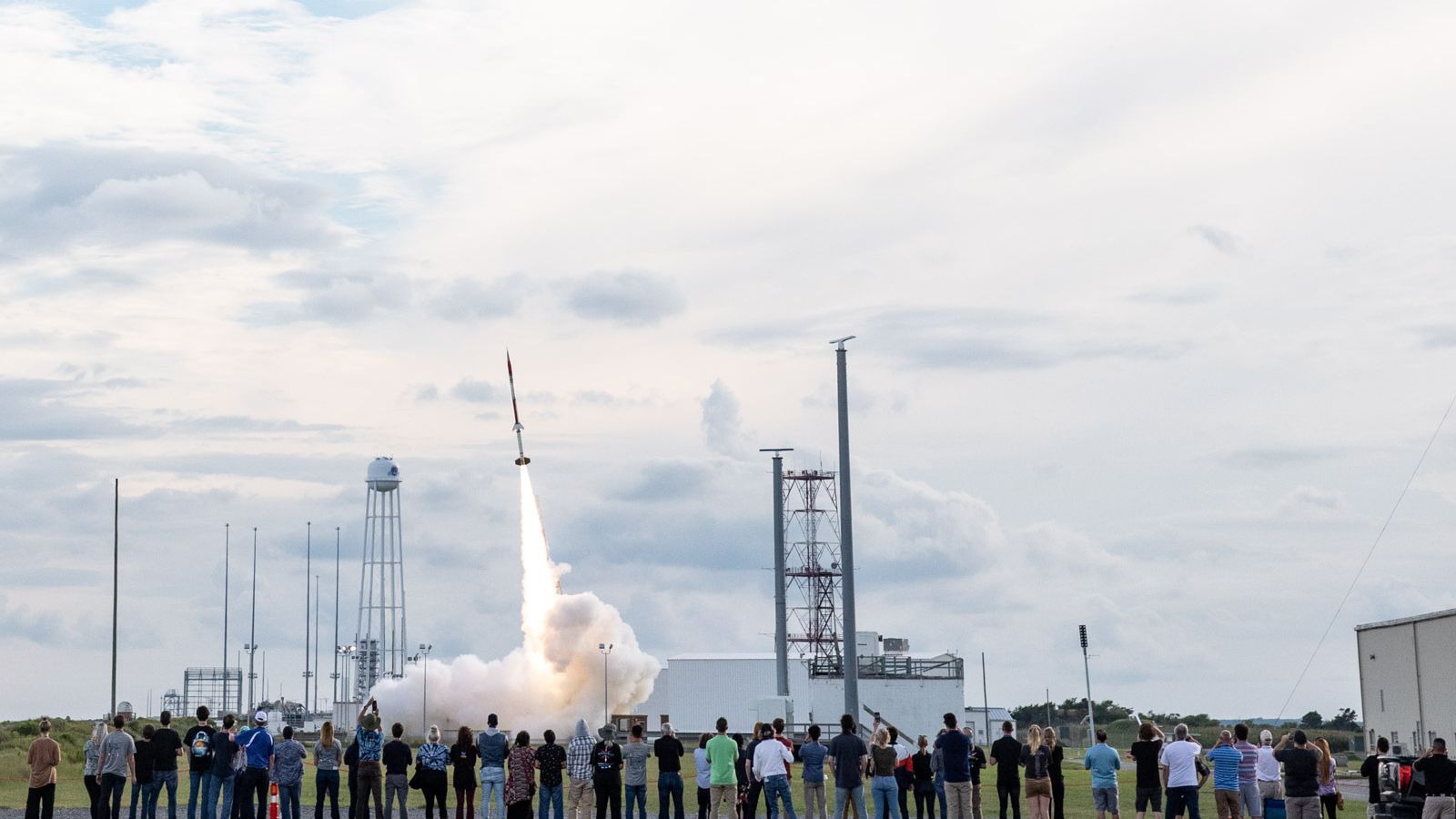 NASA lança foguete com 50 experimentos de estudantes universitários em Virgínia
