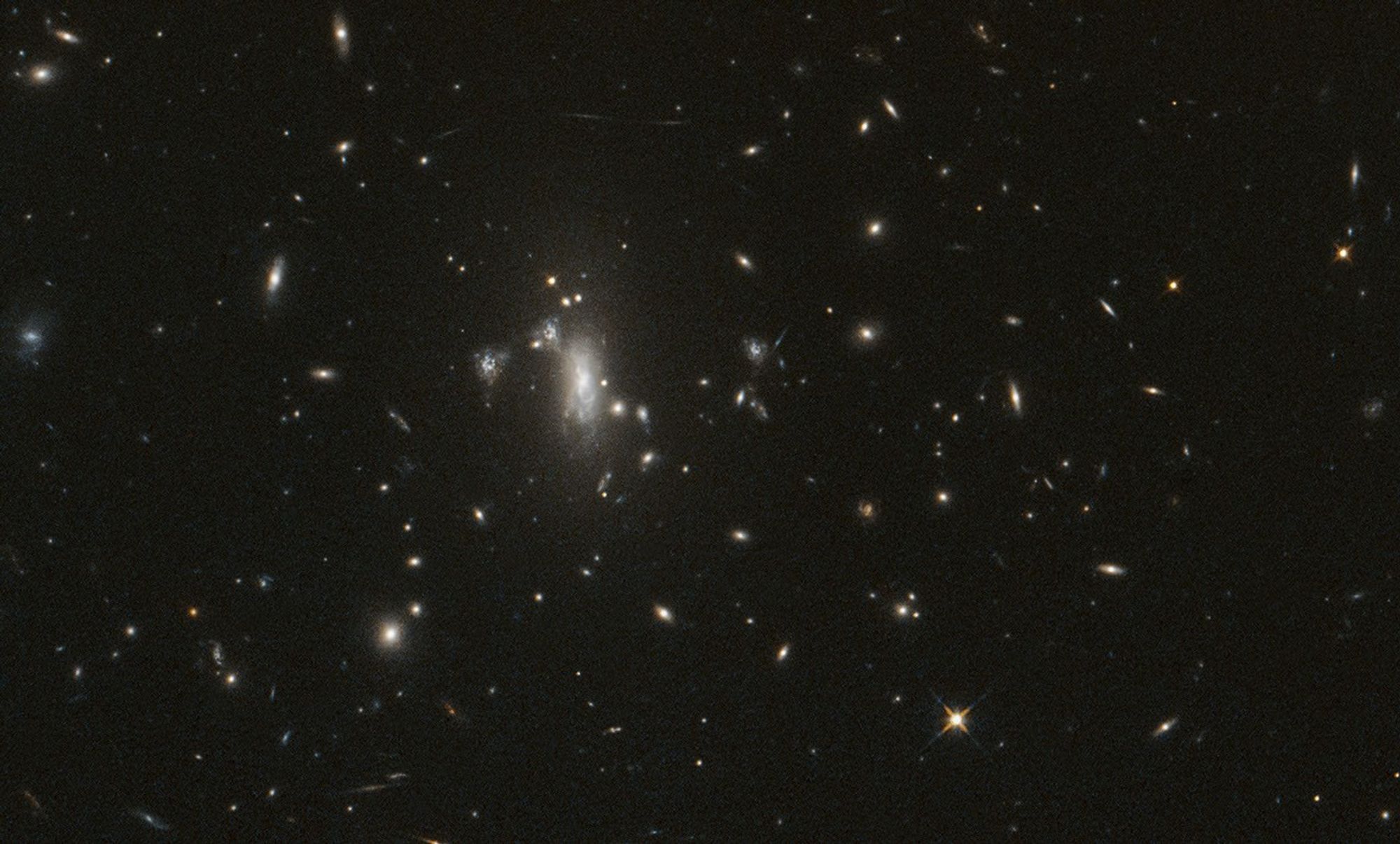 Hubble busca supernova elusiva para desvendar expansão do universo