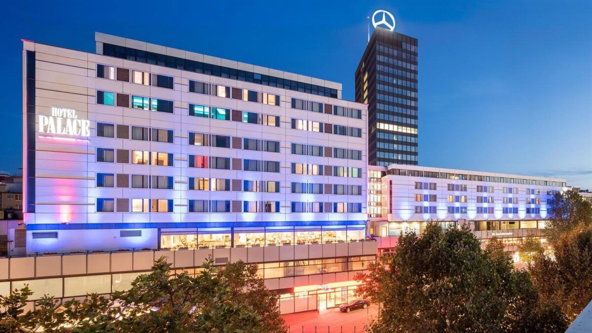 A Hyatt planta sua bandeira em um ícone de Berlim