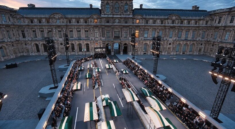 Louis Vuitton transforma Louvre em cidade futurista com carros voadores