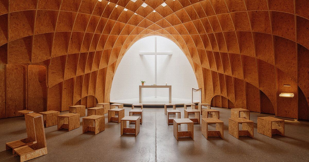 Capela alemã: geometria externa e conforto interno de madeira