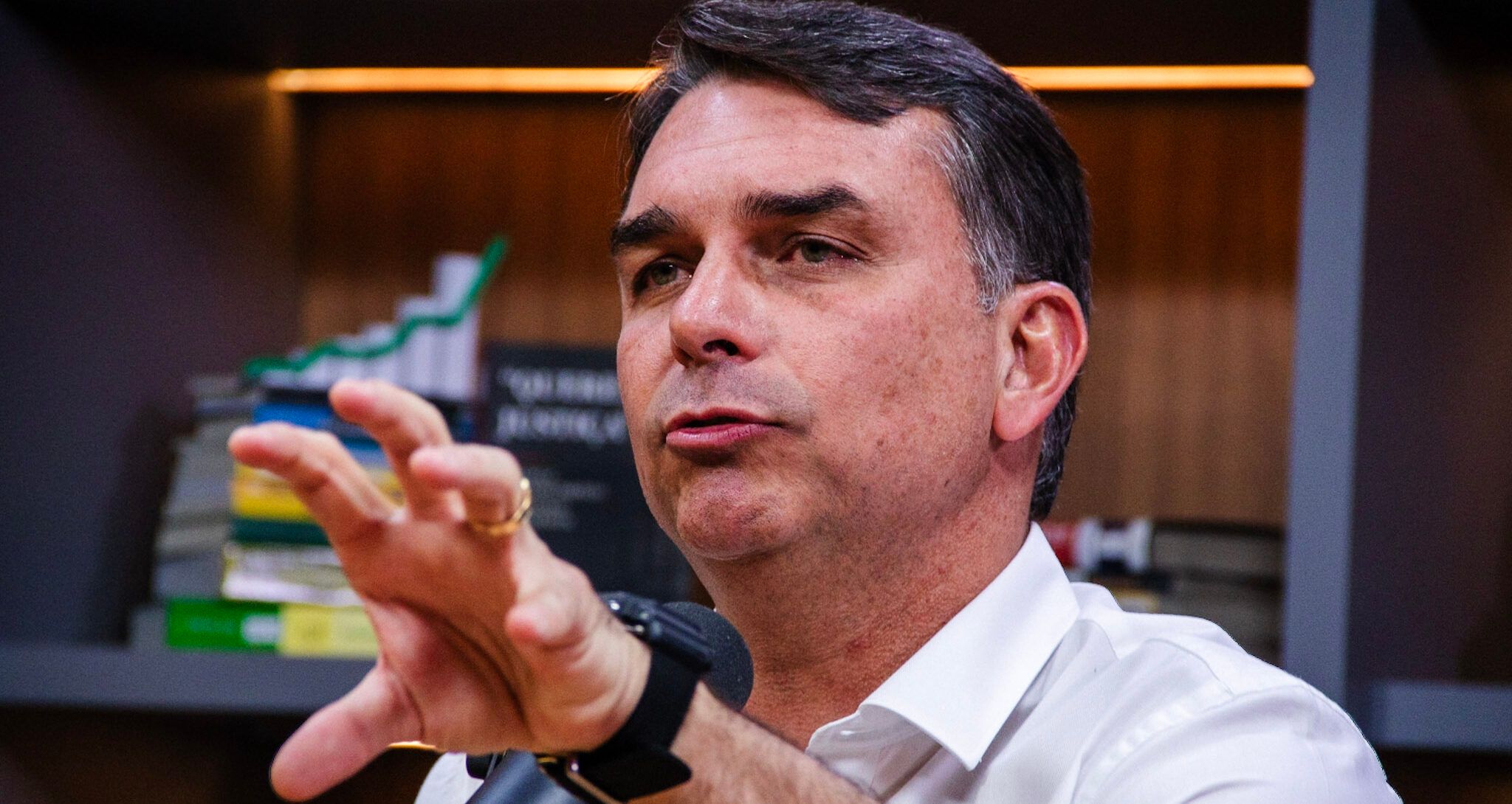 Flávio Bolsonaro propõe fundo 'SOS Brasil' para dívida pública