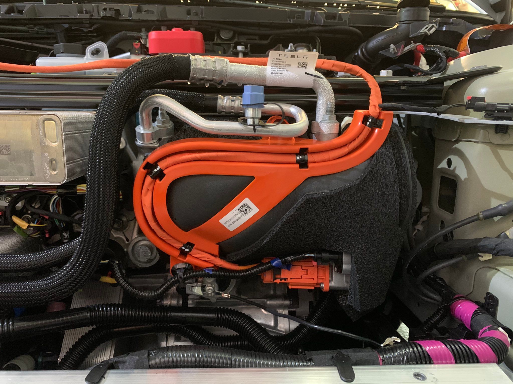 Tesla enfrenta nova ação coletiva em Quebec por falhas em bombas de calor