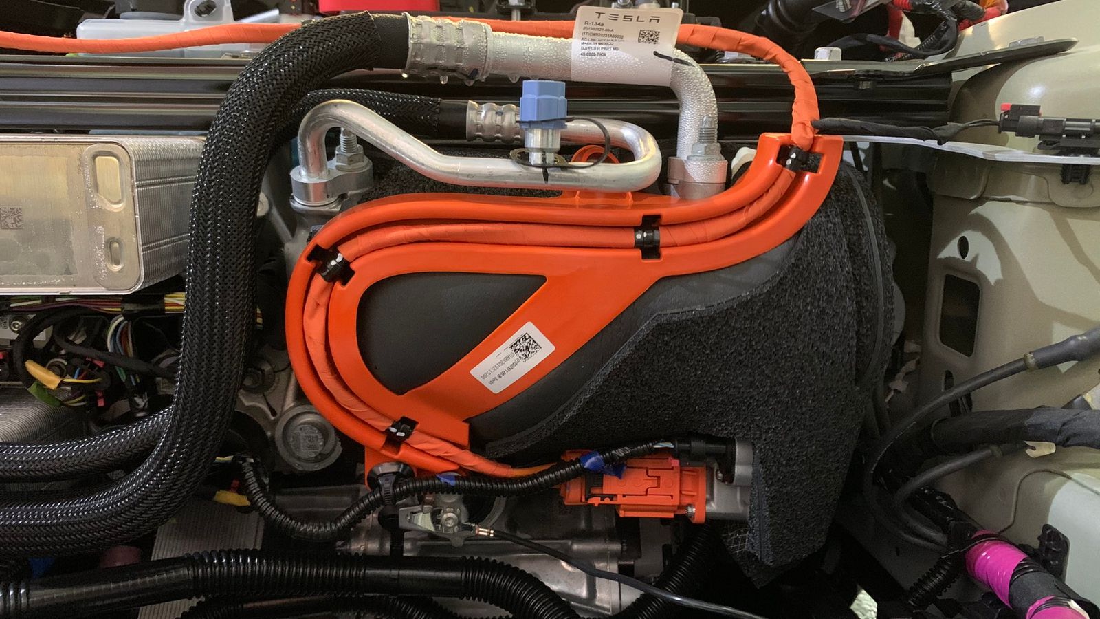 Tesla enfrenta nova ação coletiva em Quebec por falhas em bombas de calor