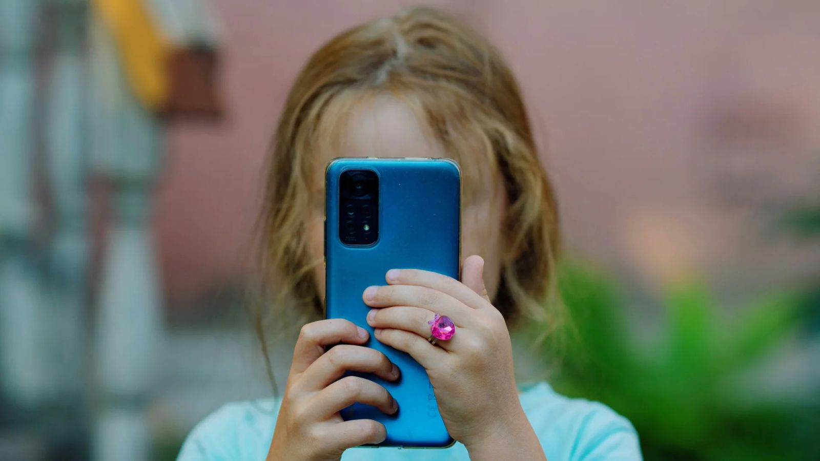 Brasil investiga IAs de companhia para crianças por risco de dependência
