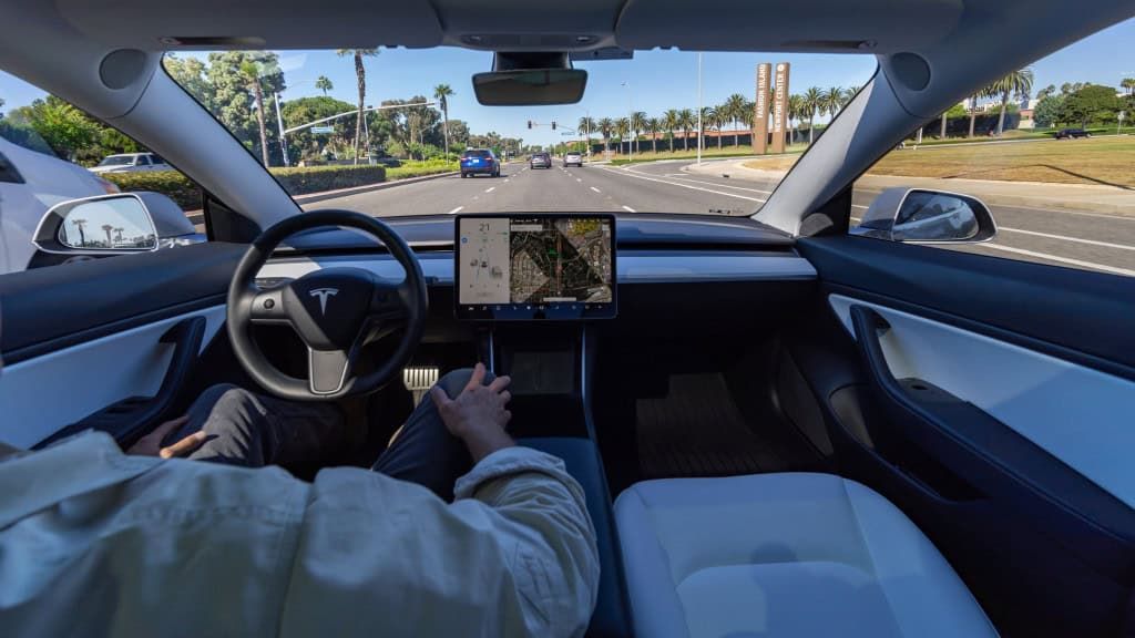 Tesla prepara verificação facial para FSD após casos de negligência