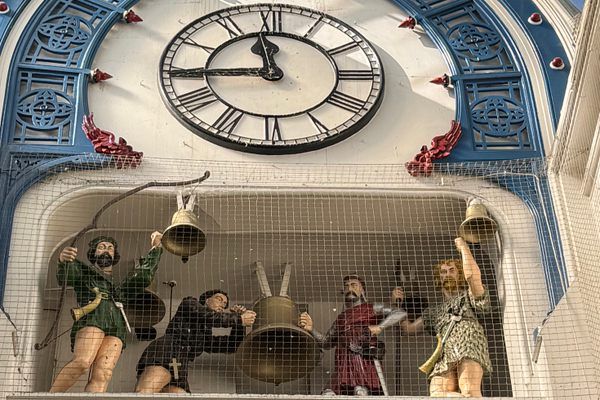 Relógio Ivanhoe: o espetáculo vitoriano que desafia o tempo