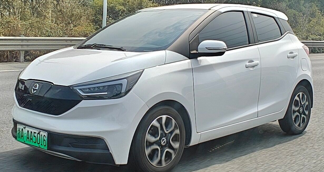 E-Motors suspende vendas do elétrico mais barato do Brasil — frete e impostos inviabilizam conta