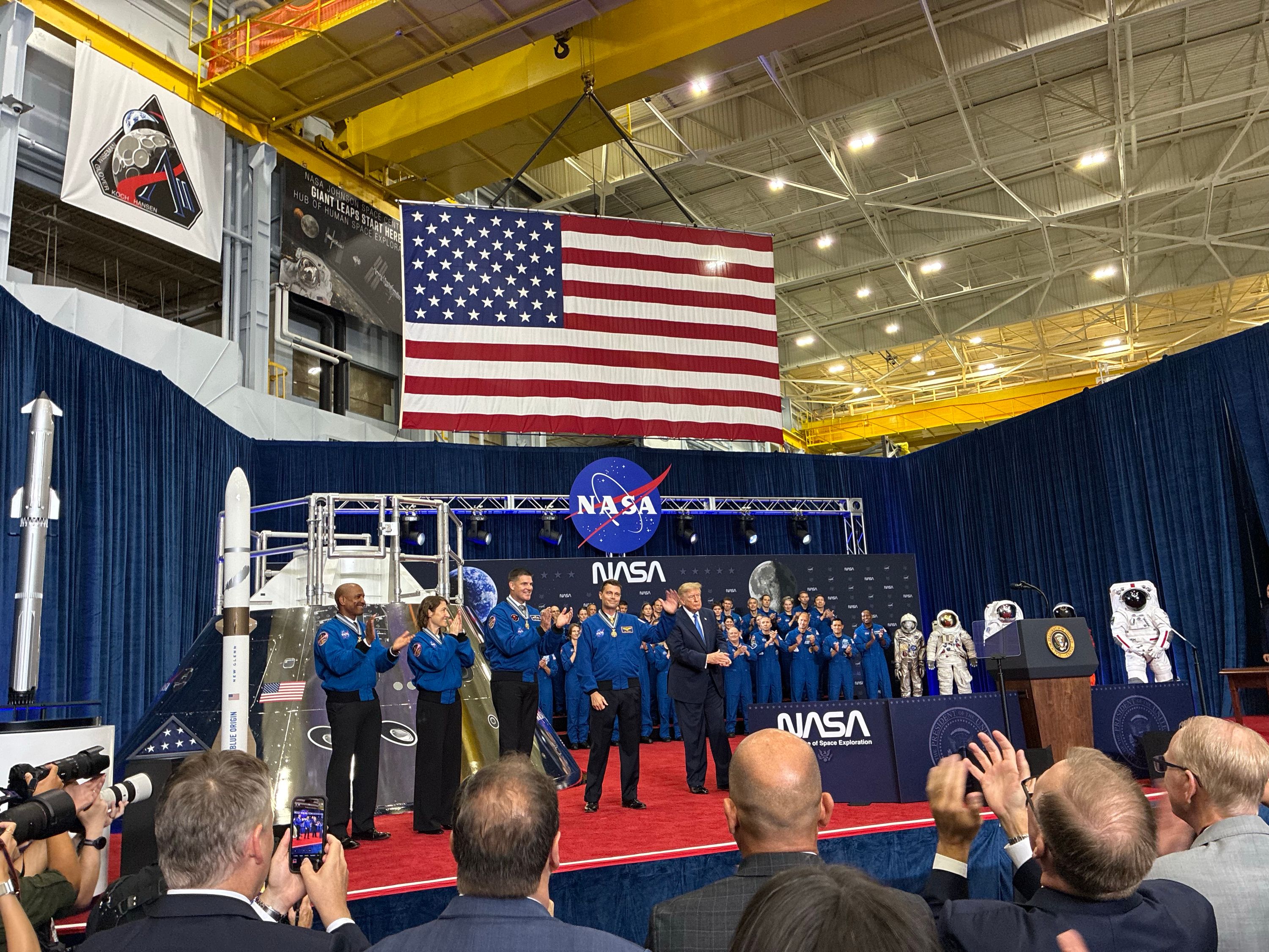 Trump condecora Artemis II e demarca a nova fronteira espacial
