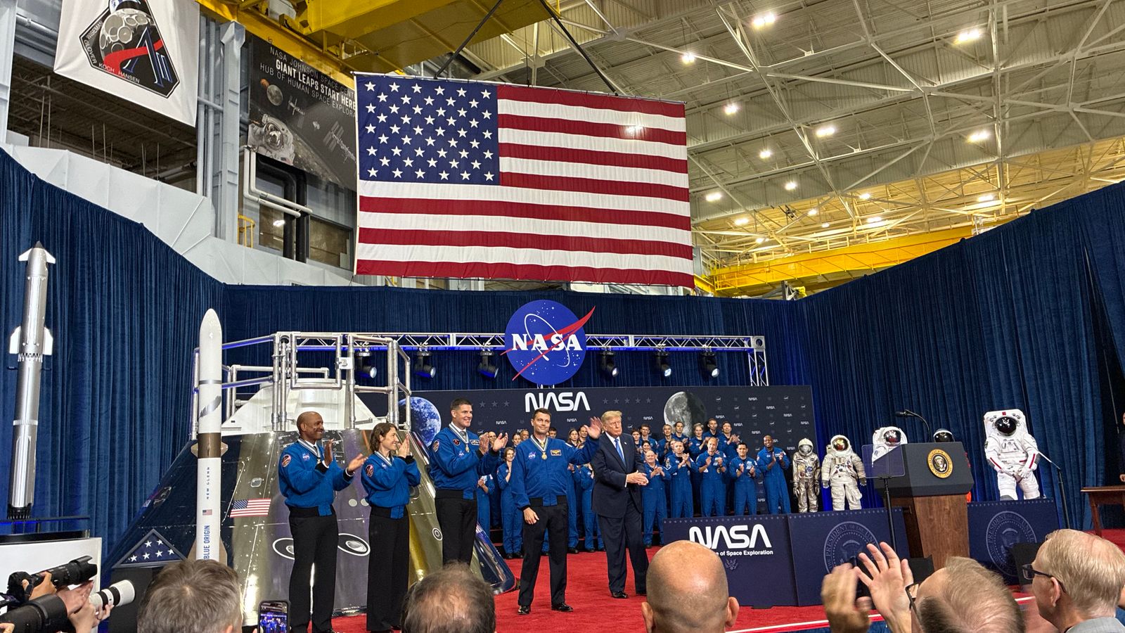 Trump condecora Artemis II e demarca a nova fronteira espacial