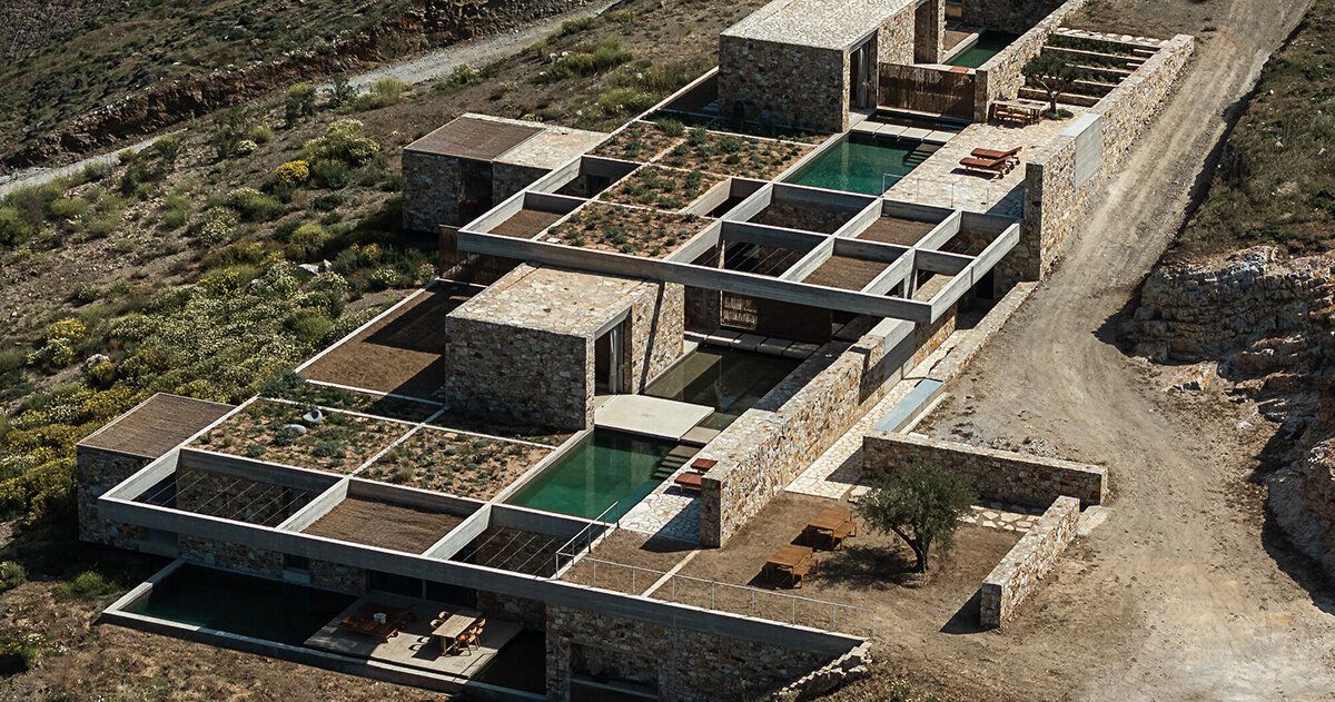 MOLD Architects funde cinco residências à topografia rochosa de Serifos