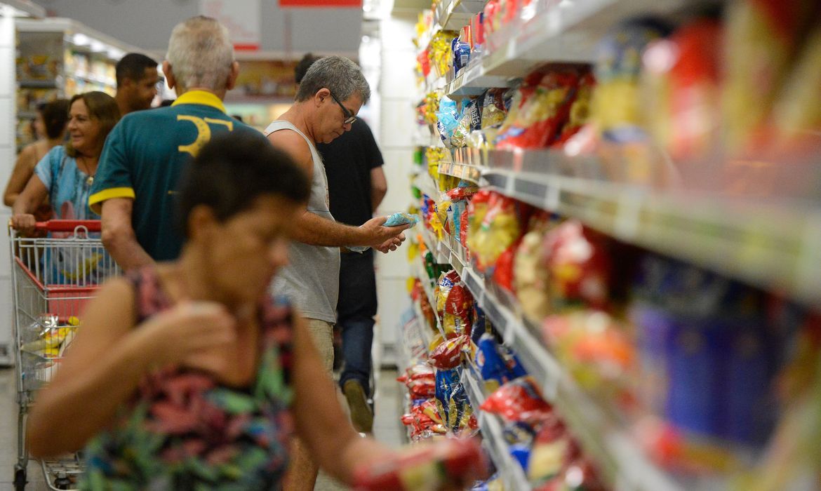 Varejo brasileiro avança 7% em agosto, mas ritmo desacelera