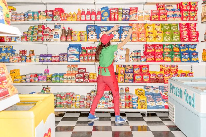 Lucy Sparrow transforma supermercado em obra de arte — 20 mil peças de feltro em exposição