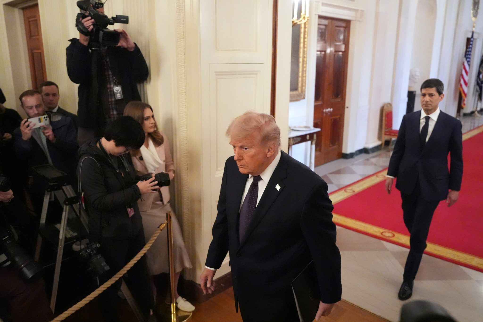 Trump assina nova ordem sobre IA após recuar de versão anterior — entenda o impacto