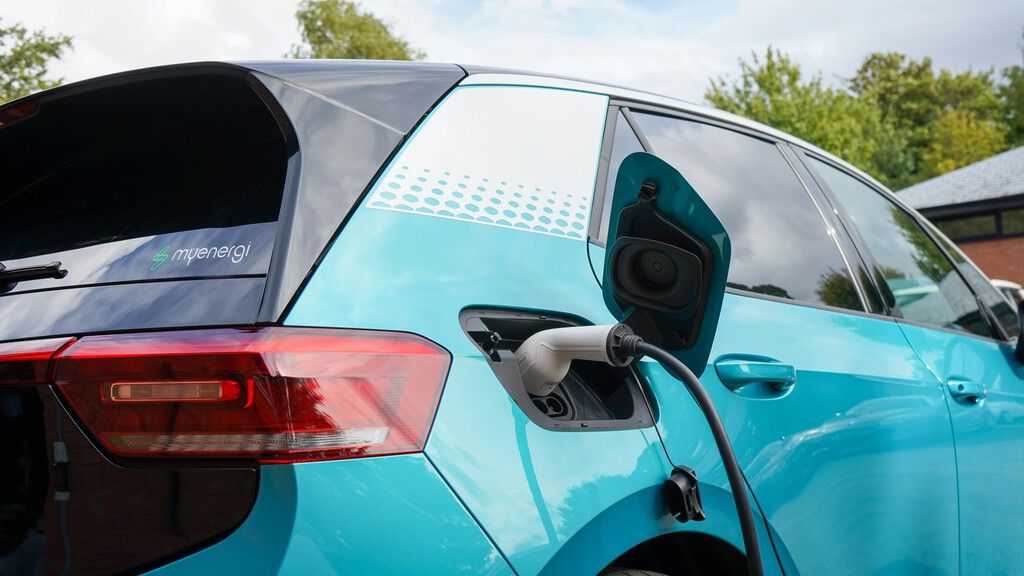 Europa testa farolas e bordillos para carregar carros elétricos sem garagem