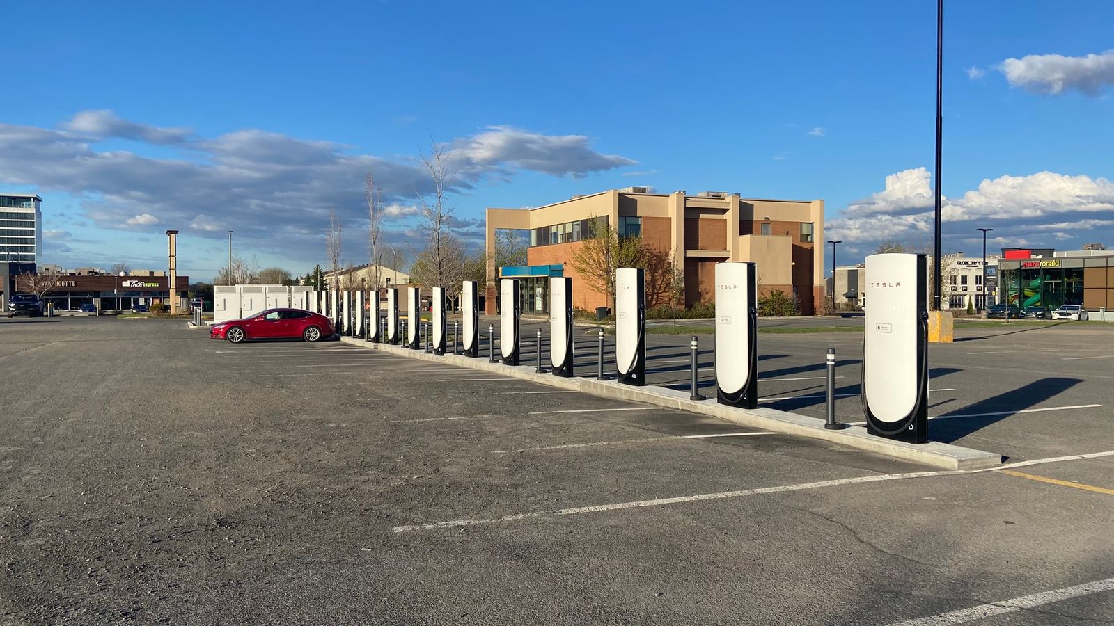 Tesla Flex Connect acelera abertura de Superchargers em até 2 anos