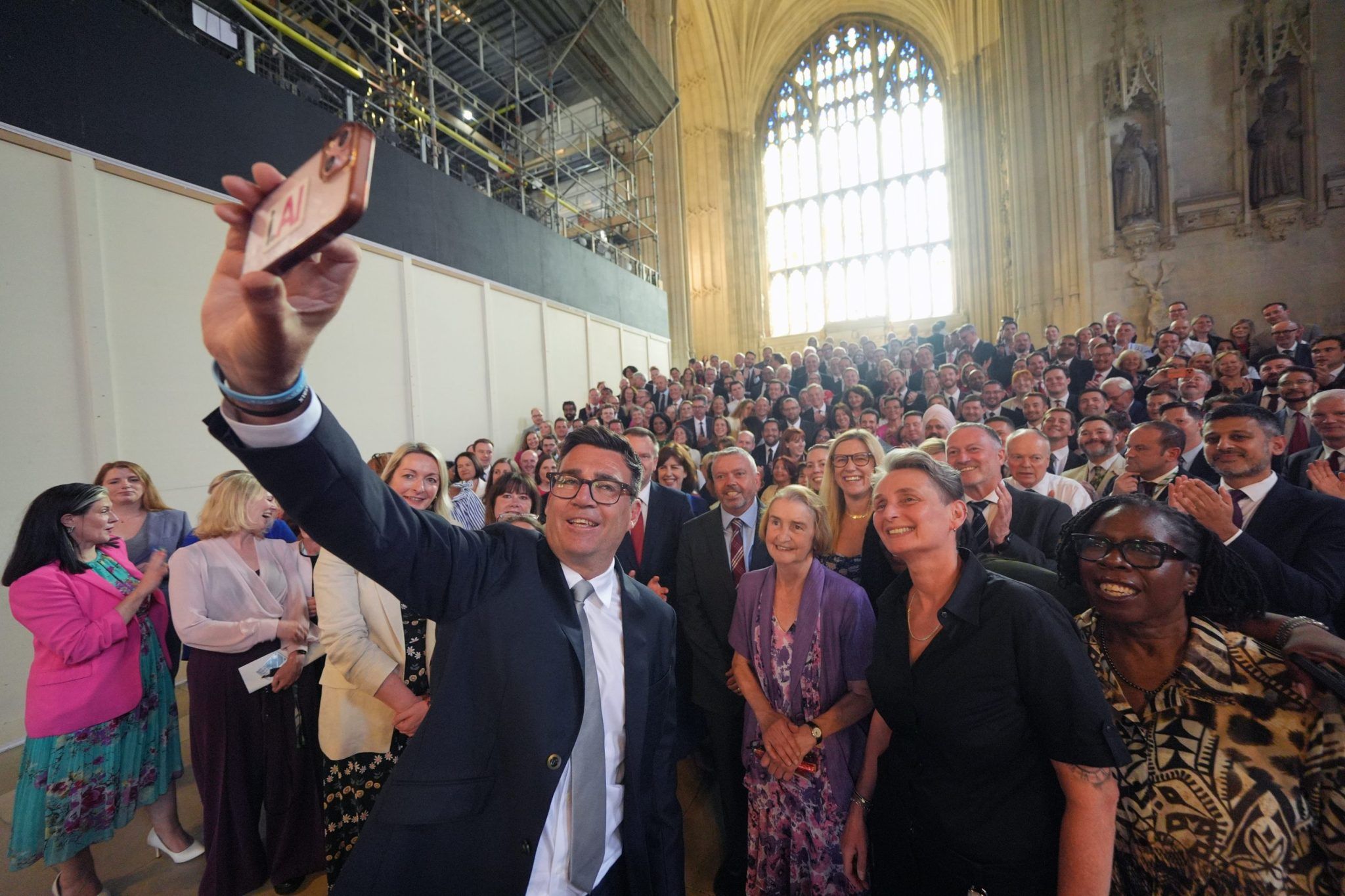 Andy Burnham prepara transição no Reino Unido enquanto Starmer deixa o cargo