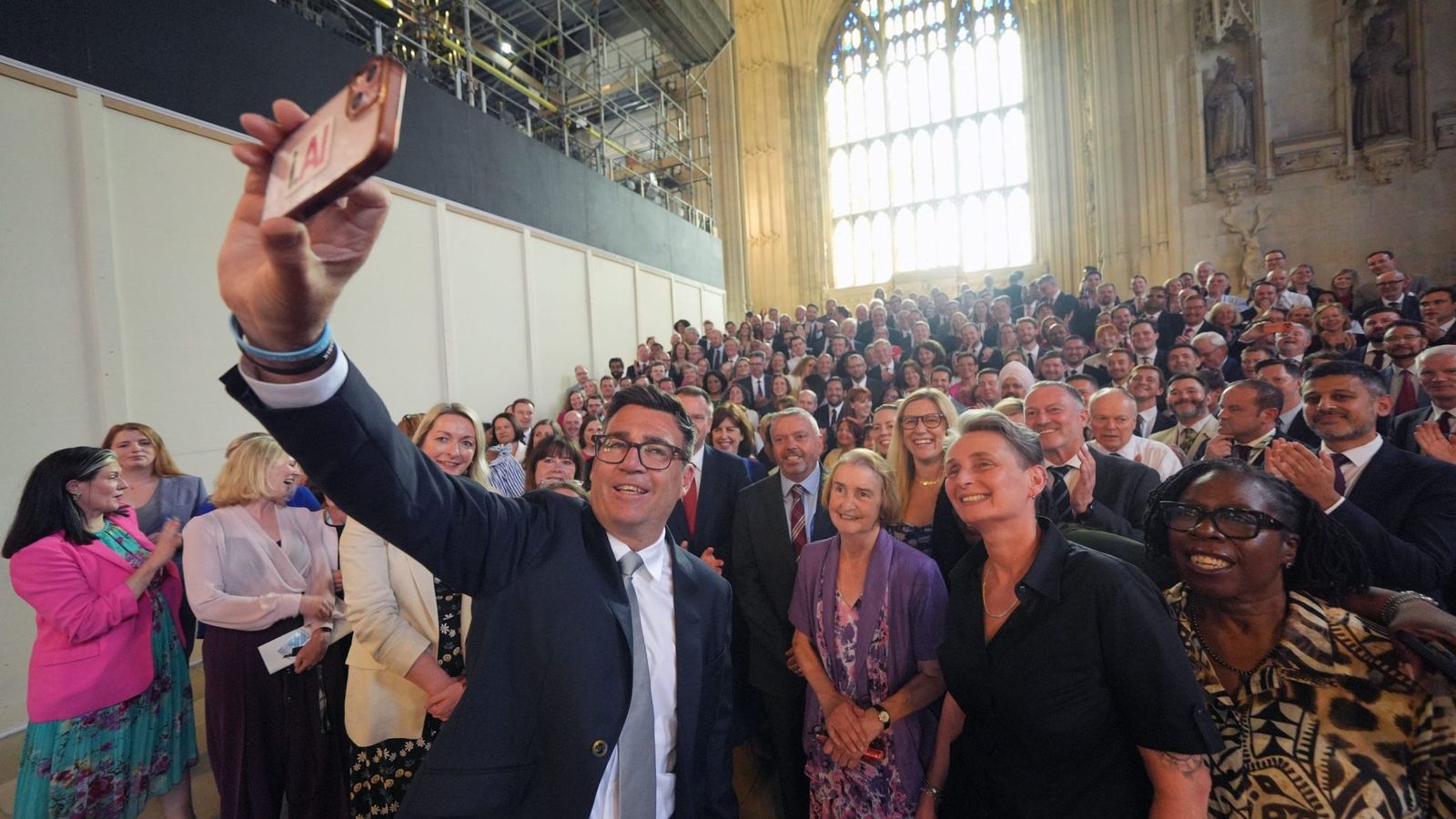 Andy Burnham prepara transição no Reino Unido enquanto Starmer deixa o cargo