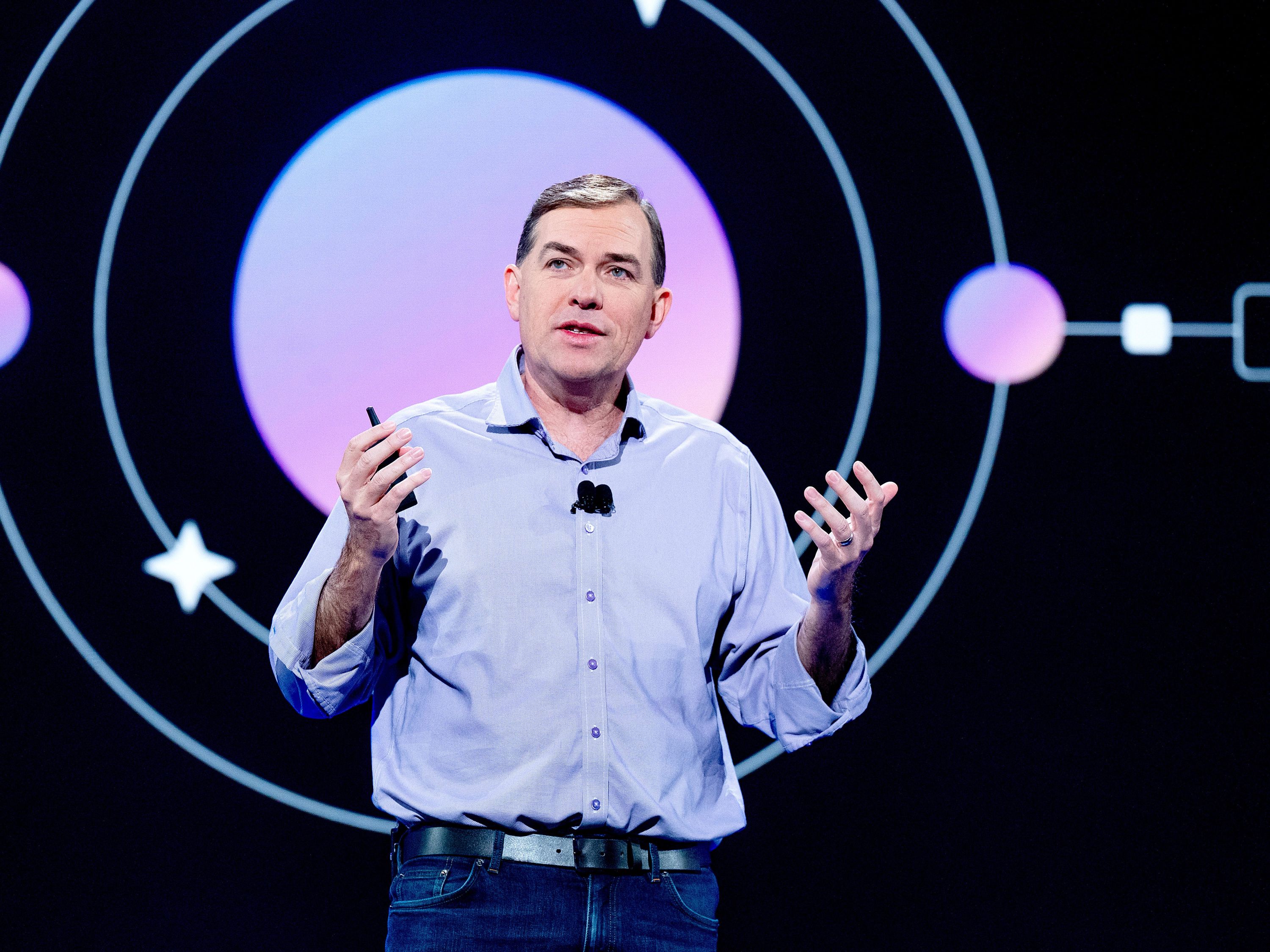 Matt Garman da AWS projeta mudança em metade dos cargos administrativos com IA