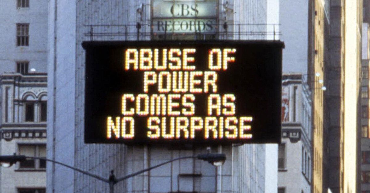 Jenny Holzer: Truisms em Telas Públicas na Era da Saturação Digital