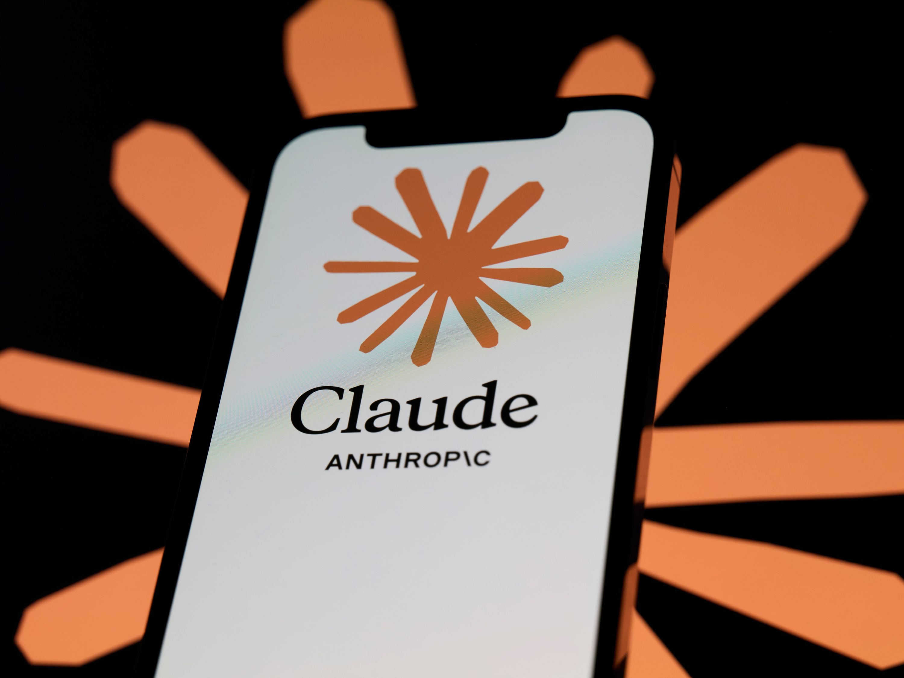 Anthropic restringe Claude contra desinformação e armas