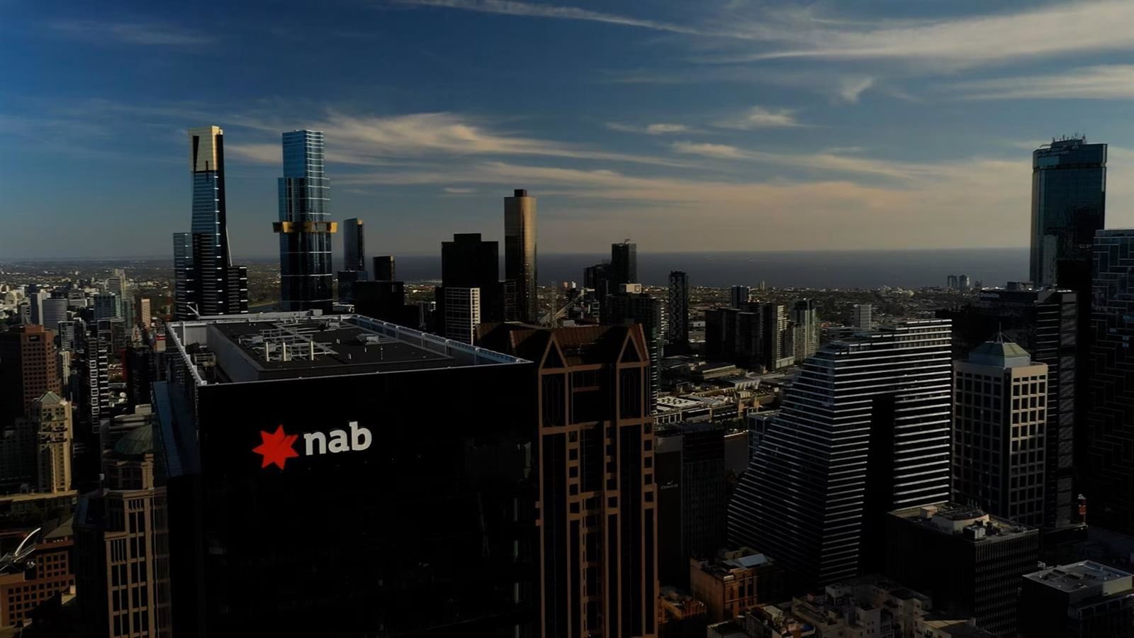 NAB corta 2.500 empregos para focar em tecnologia e clientes