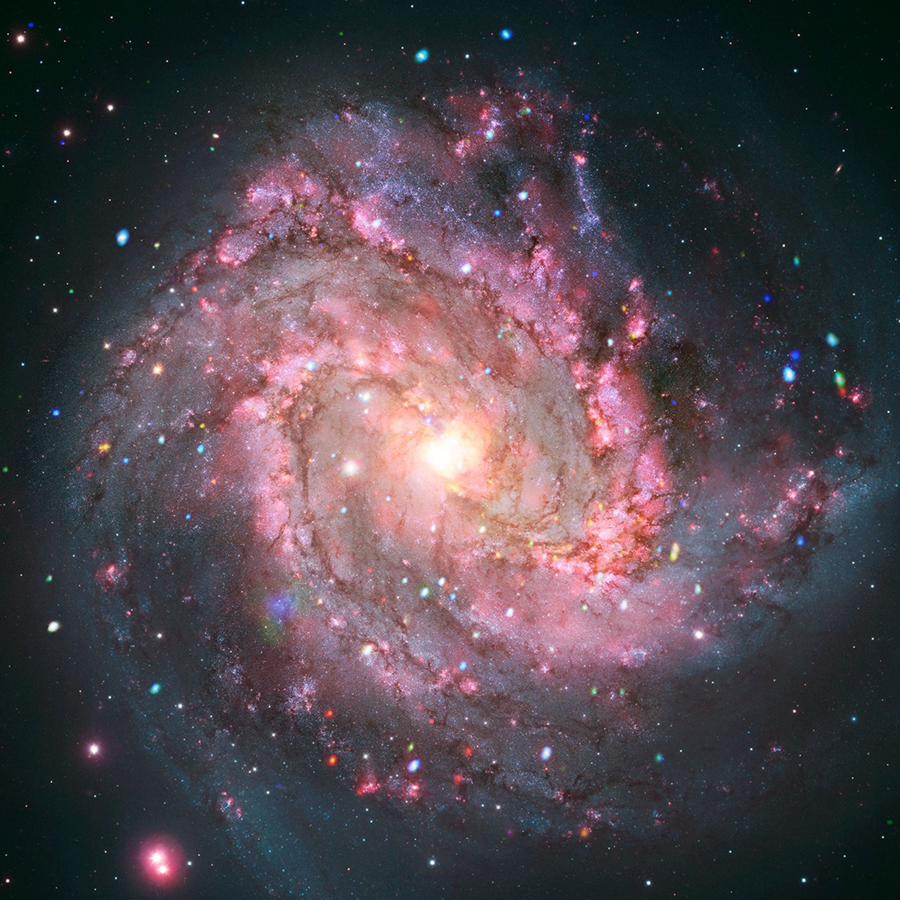 Observatório Chandra revela atividade inesperada em restos de supernovas na galáxia M83