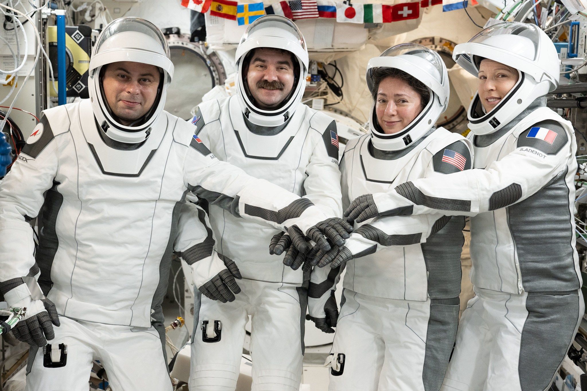 NASA e SpaceX transmitem retorno da missão Crew-12 à Terra