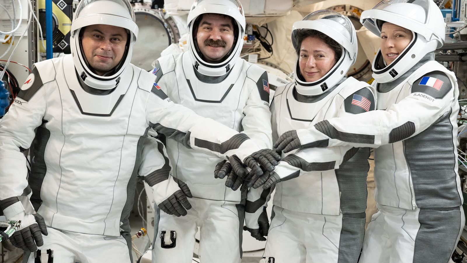 NASA e SpaceX transmitem retorno da missão Crew-12 à Terra