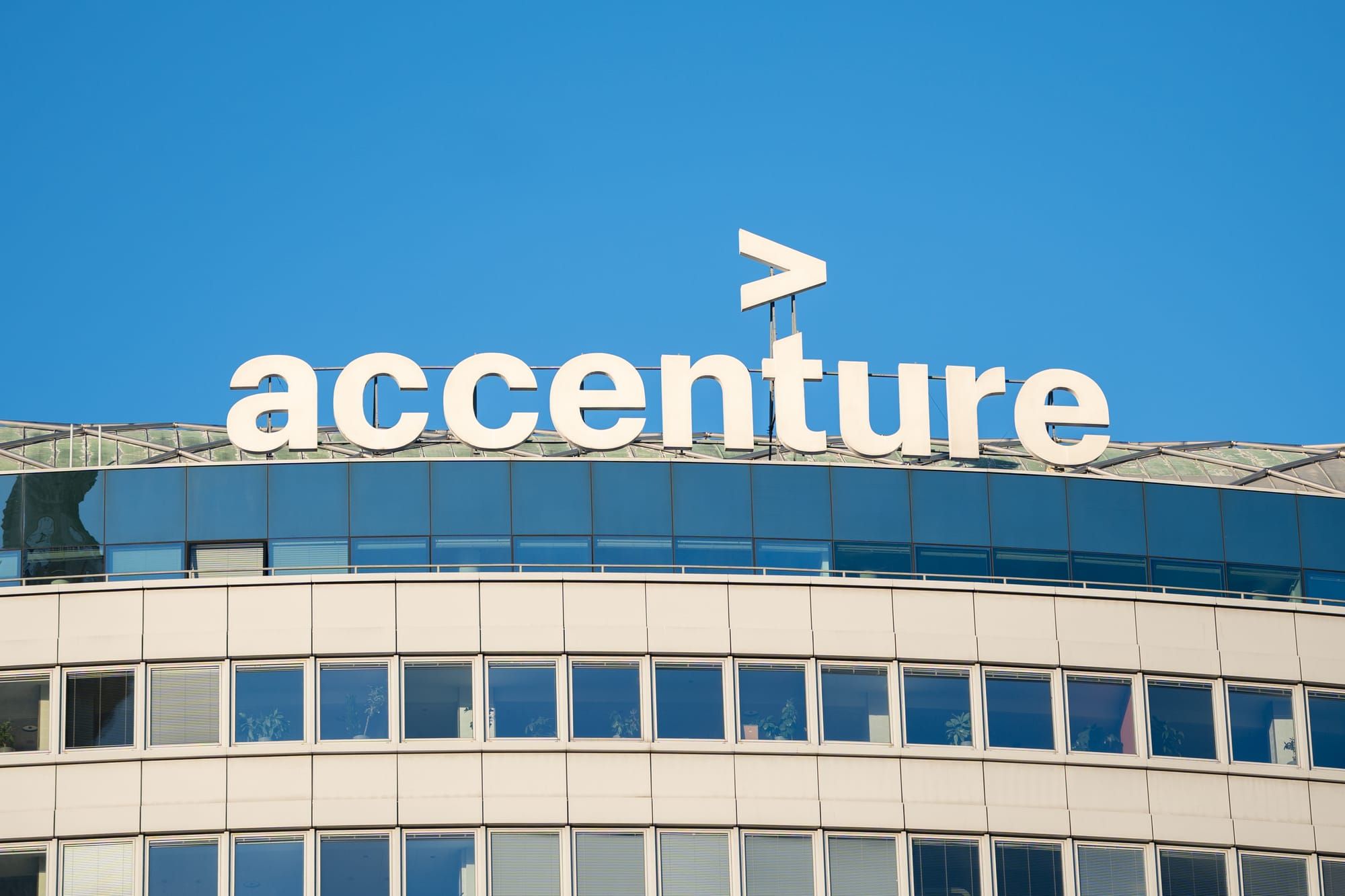 Accenture limita gastos com IA: R$ 150 por funcionário e choque no uso do Claude