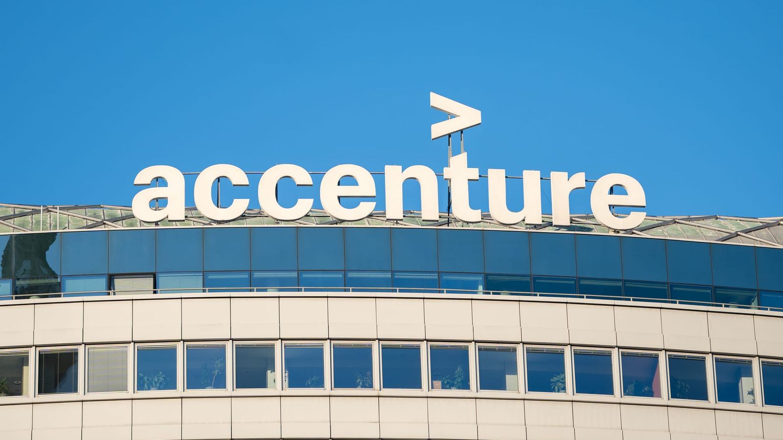 Accenture limita gastos com IA: R$ 150 por funcionário e choque no uso do Claude