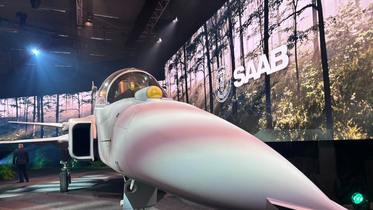 Saab apresenta primeiro Gripen F — marco na parceria industrial com o Brasil