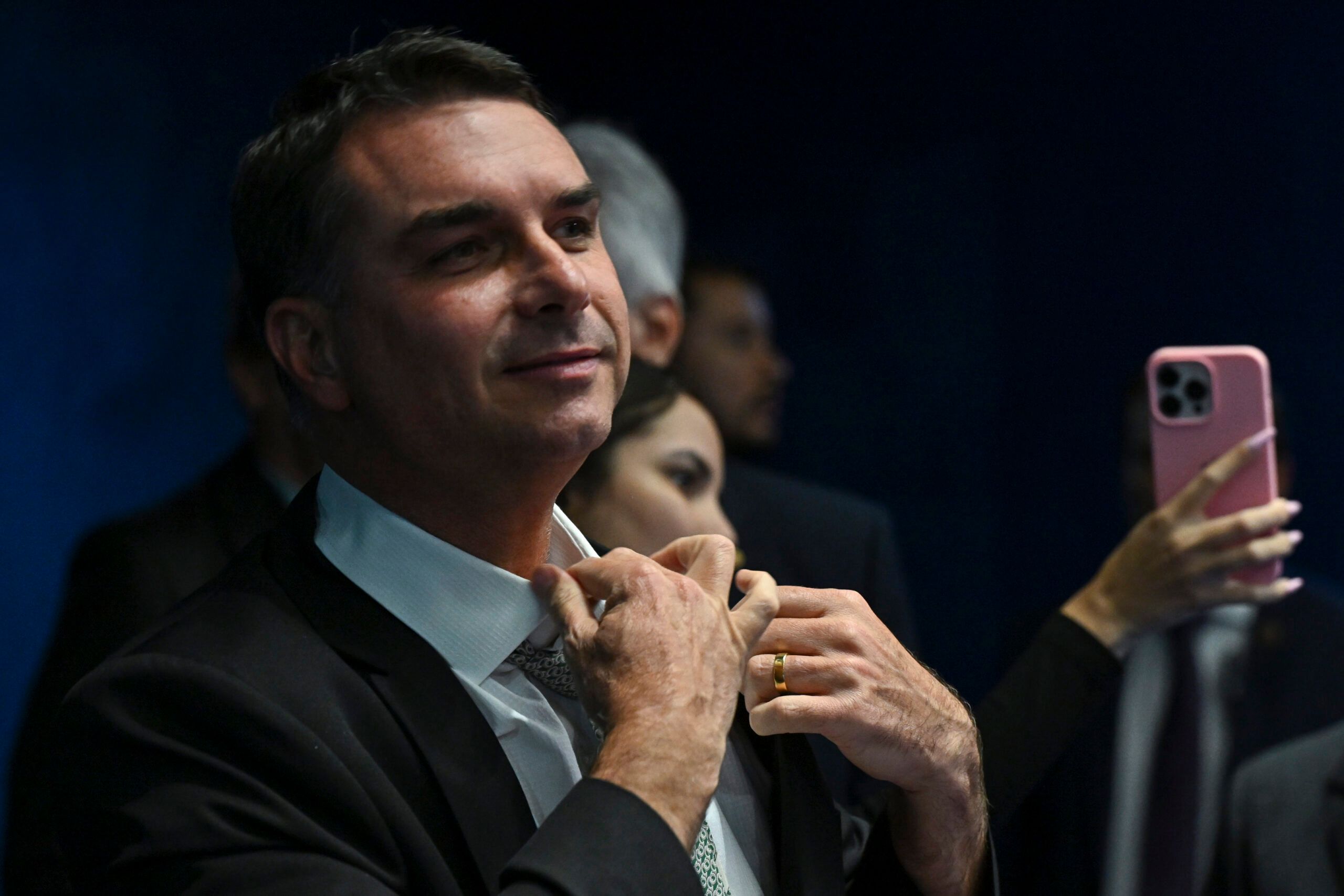 Flávio Bolsonaro articula em Washington contra tarifas de 25% impostas por Trump