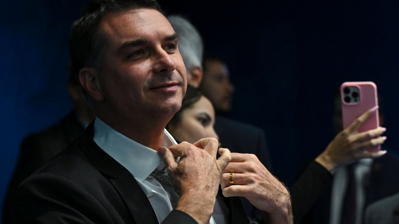 Flávio Bolsonaro articula em Washington contra tarifas de 25% impostas por Trump
