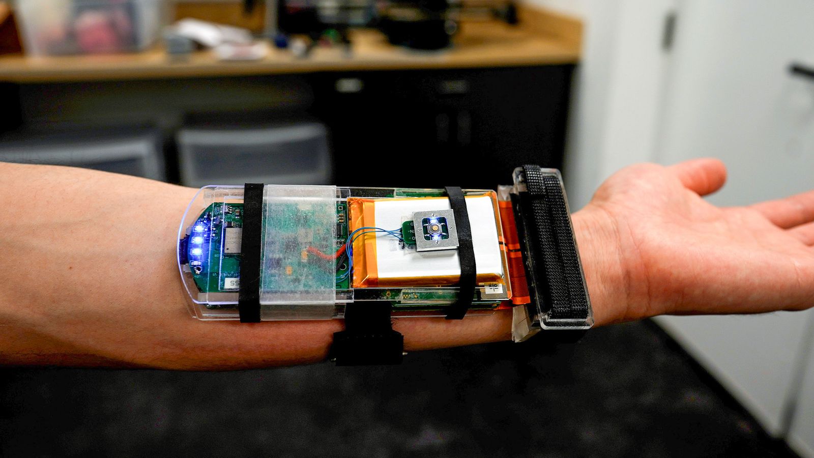 Pulseira de ultrassom permite que robôs imitem destreza humana