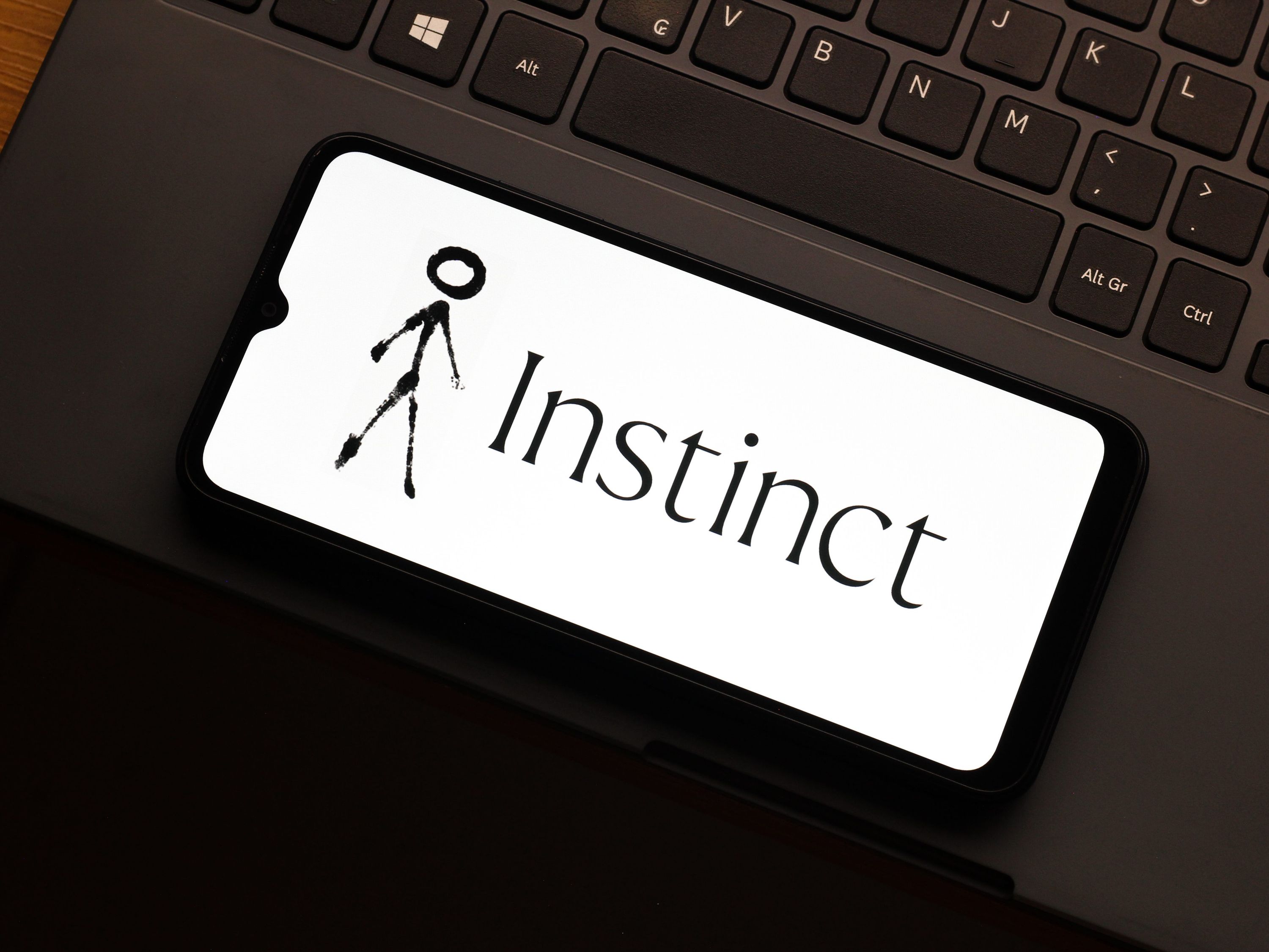 Instinct leva IA para chats de grupo e levanta alertas de privacidade