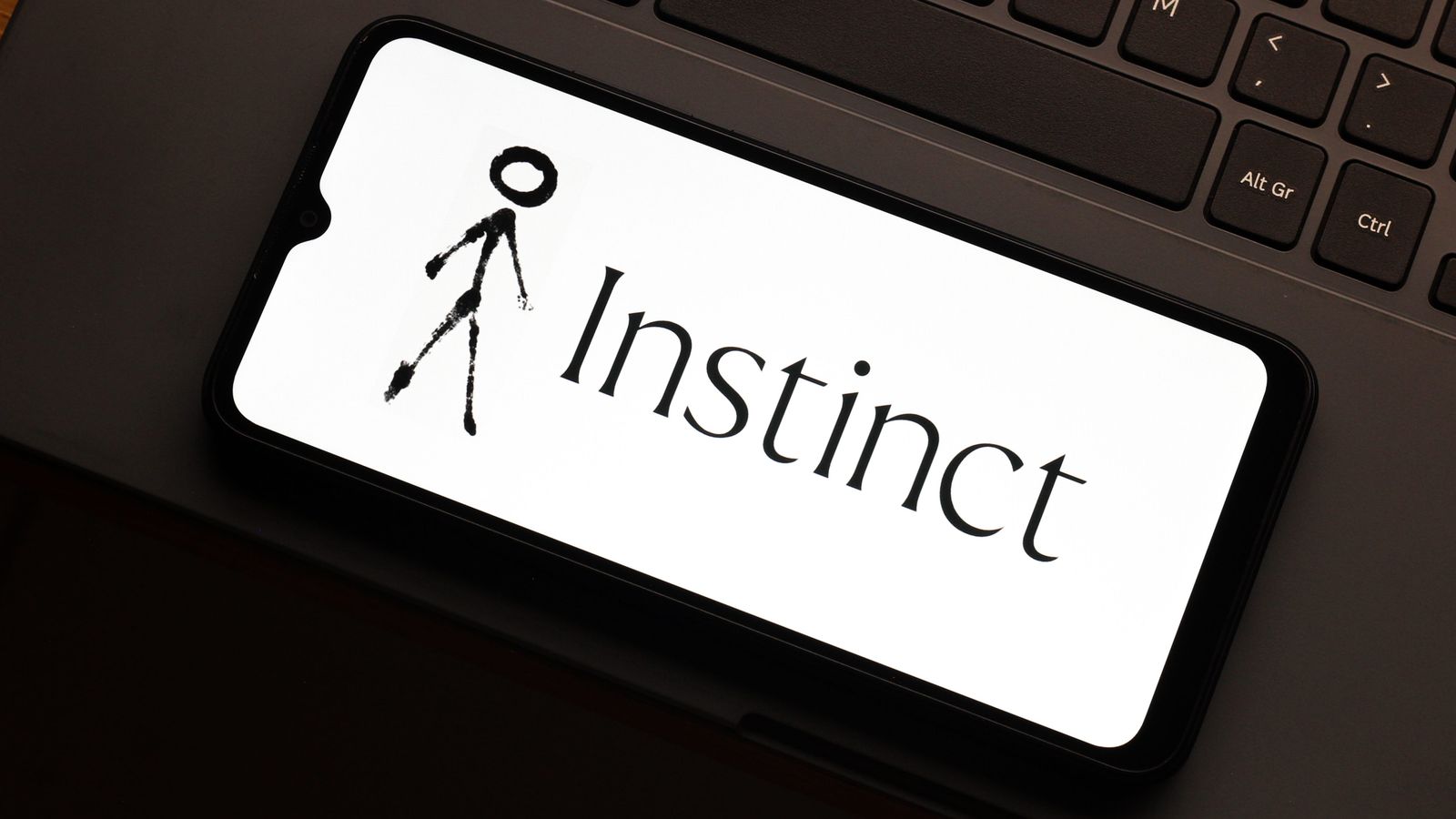 Instinct leva IA para chats de grupo e levanta alertas de privacidade