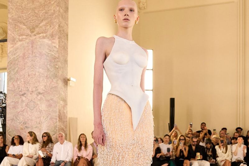 Schiaparelli desafia o luxo tradicional com materiais sintéticos em nova coleção