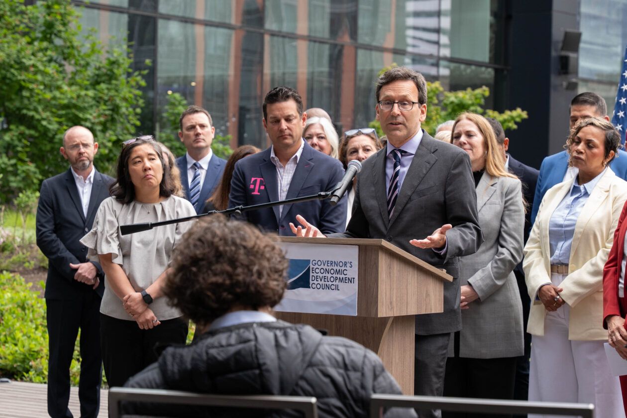 Bob Ferguson convoca Microsoft e Amazon para conter fuga de empresas em Washington
