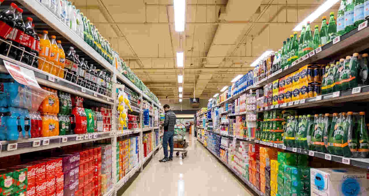 Walmart aposta em IA para compras; Amazon restringe acesso