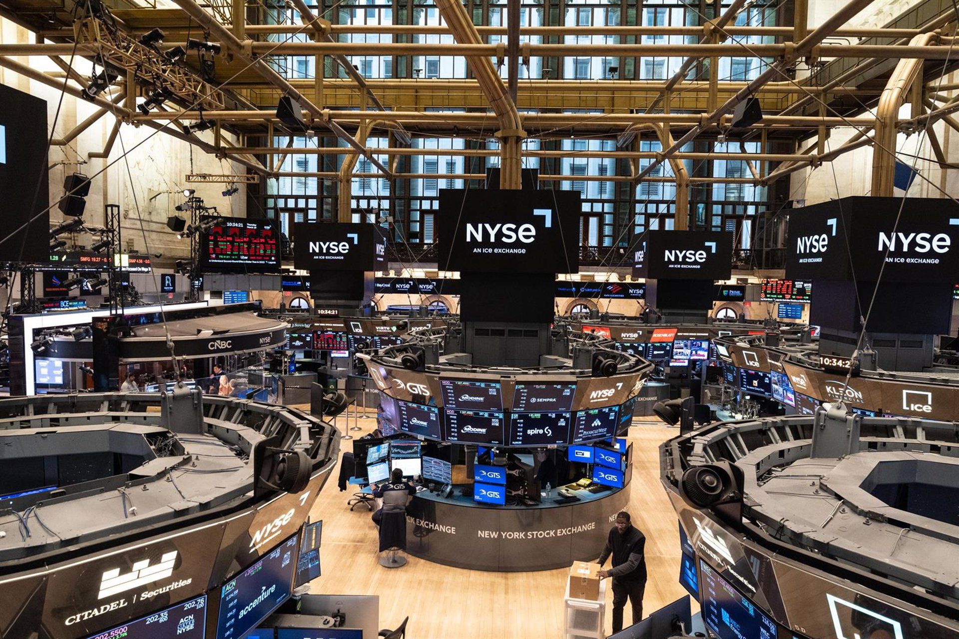 Apple e Microsoft recuam na Bolsa após repasse de custos de memória