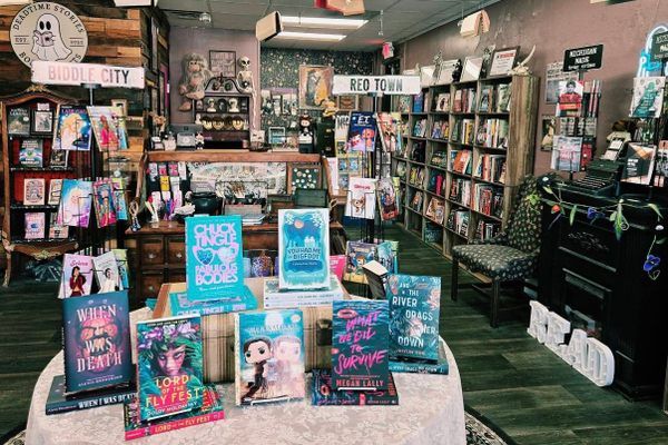 Livraria de Lansing une livros e aranhas em experiência bizarra