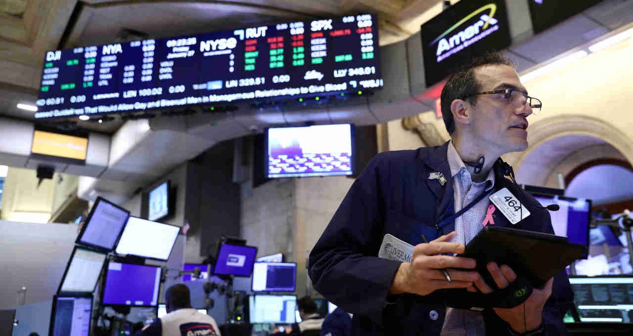 Wall Street oscila entre ameaça de Trump ao Irã e incerteza inflacionária